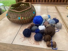 Wolle und Korb Haushaltsauflösung sehr alt zur Deco