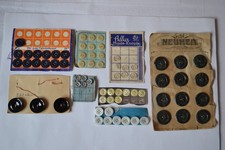 Konv. alte Knöpfe auf Pappe Wäscheknöpfe Celluloidknöpfe Hemdenknöpfe Deko