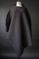 Skulpturaler Woll-Poncho aus