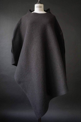 Skulpturaler woll poncho aus - skulpturaler,