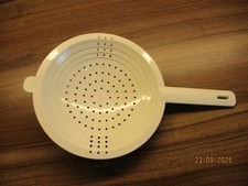 Weißes flaches Sieb aus Plastik von der Firma Tupper 2/2