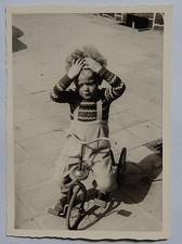 FOTO...ALTES DREIRAD...KLEINER JUNGE...PULLOVER...