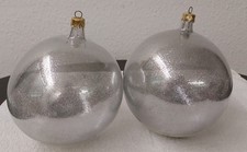2 große Christbaumkugeln