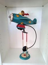 Der fliegende Held für Ihr Regal – Balance Figur Flieger Flugzeug massiv