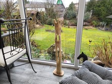 Stehlampe-mit-LED-aus Holz