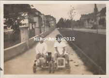 Foto Kinder mit Blech Tret Auto in Erfurt Lessingstrasse, Oktober 1929 3(N)50476