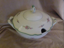 Alte Suppenterrine mit Deckel