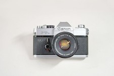 Canon  FTb  QL ,  mit  Canon  FD   1,8 / 50 mm  S.C.  Objektiv, leichte Beschlag