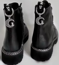 KREUZANHÄNGER BOOTS STIEFEL