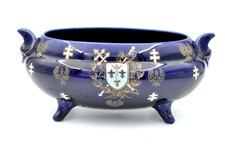 Gefäß Quadropod aus Porzellan Wappen Nil Desperandum Kreuz Lorraine Sammlung