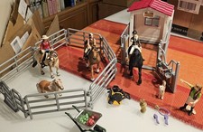 Schleich Pferdebox 42369 + 4 Figuren und 4 Pferde, Zaun und viel Zubehör