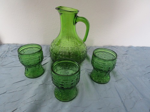 Glaskrug mit gläsern - glaskrug,