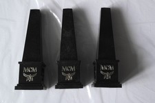 Parfüm Miniatur von MCM schwarz in Form eines Obelisk mit goldener Schrift