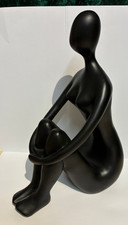 Statue Skulptur Frau sitzend schwarz