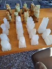 Seltenes Schachspiel aus vermutlich Marmor oder Onyx, nicht komplett, ohne Brett