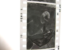 DDR Foto Negativ hübscher Mann auf Decke liest Nackt Zeitung Nr96