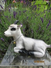 Niedliche Gartenfigur Ziege