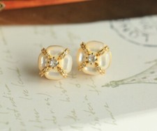 F18 White Mother of Pearl