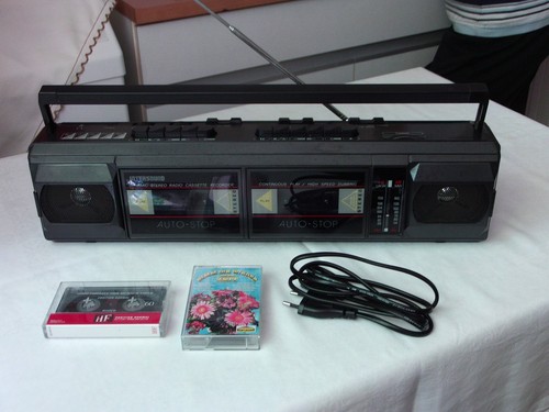 Radio-Doppelkassettenrecorder