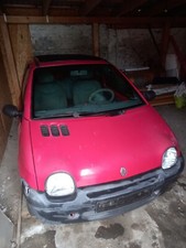Rotes Auto. Ein Renault Twingo im gebrauchten Zustand zum Ausschlachten 