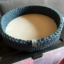 Petrolfarbenes rundes gehäkeltes Tablett mit Holzboden, 32  Durchm. und 6cm Höhe