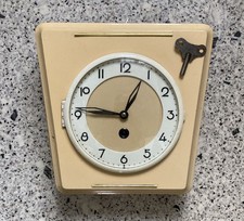 Alte Wanduhr reparaturbedürftig weiße Küchenuhr Pendeluhr / Holzkasten Retro DDR