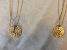 Modeschmuck 1 Partner-Kette mit je 1/2 Anhänger Chin. Zeichen und Glasstein 