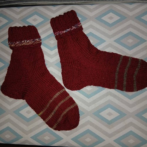 Selbstgestrickte dunkelrote