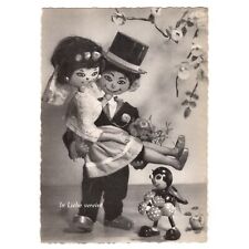 AK Puppen, Holzpuppen / "In Liebe vereint", Brautpaar mit Käfer, Conny Card 109