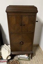 Altes Grammophon, Schelllack, Musikschrank aus der guten alten Zeit