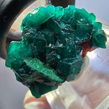 Seltene Dioptas auf Matrix