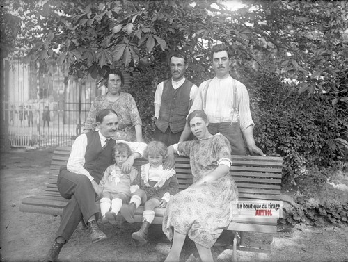 Familienporträt auf bank - familienporträt,