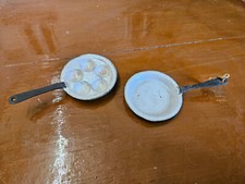 (RB)5025-513- zwei eiserne Pfannen für Kinder Herd, Spielzeug, Deko