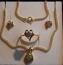 4tlg. Schmuck-Set mit Herz vergoldet Ring/Ohrstecker/Kette & Anhänger NEU OVP