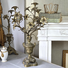 Großer antiker Altarleuchter mit Lilienblüten, Frankreich