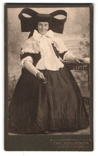 Fotografie Carl Wohlgemuth, Obernkirchen, Frau in traditioneller Tracht 
