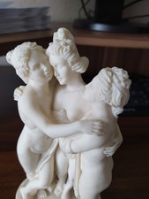 Skulptur mit 3 nackten Damen " Drei Grazien". Erotik.