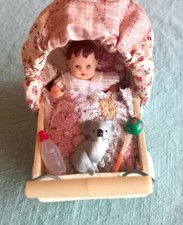 Puppenwagen für die Puppenstube bzw. Puppenhaus, Püppchen, Kissengarnitur