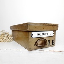 Große alte Apothekerkiste mit