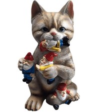 Gartenfigur - Katze spielt mit