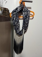 Looptuch mit Fransenkette