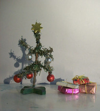 Mini Weihnachtsbaum mit Stern und Geschenken Lauscha ? ca. 14 cm für Puppenstube