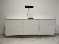 “Moderne, schwebende Kommode mit 9 Schubladen – Minimalistisches Design in Weiß”