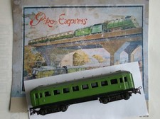 PIKO: Spur H0 grüner Schnellzugwagen, 4-achsig, Bakelit-Oberbau; 1950er Jahre