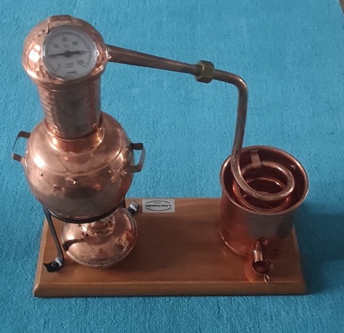 Unbenutzte destille mit - unbenutzte, destille,