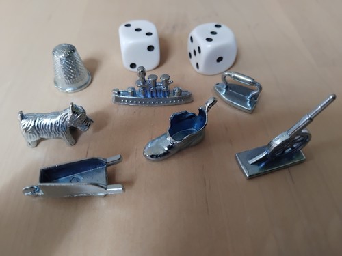 Monopoly figuren und würfel - monopoly,