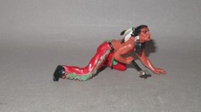 Alter Elastolin Indianer kriechend mit Beil 7cm Serie D