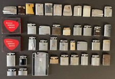 Großes Konvolut: 38 alte Ronson Feuerzeuge + Zubehör, Vintage petrol Lighter