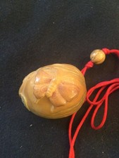 Netsuke Schmetterling Blume bemalt Miniaturschnitzerei