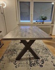 Esstisch in Betonoptik –